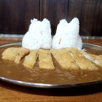 スラッピーキャット - ニャンズが乗るカツカレー