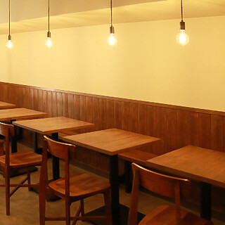 木の温もり感じる心地よい空間で寛ぐ◆シーン問わずお気軽に◎