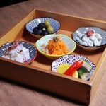 冷菜小皿5種盛り（ピクルスオリーブ人参ラペポテトサラダペンネ）