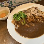 カレーハウスノイ - インドスタミナカレー　ブロッコリー　生卵