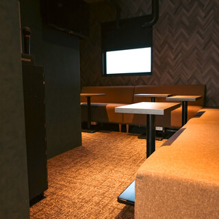 個室完備でプライベートな時間を。カラオケ個室あり