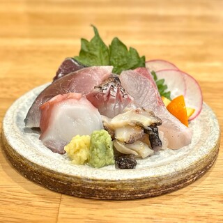 新鮮な魚や旬野菜を使用◆お得にアテを楽しめる「五品コース」