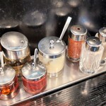 大勝軒まるいち - 卓上の調味料