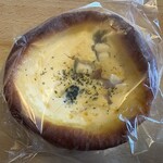 プルネール - 料理写真:ほうれん草とベーコンのキッシュ、２５９円。  ほうれん草と短冊ベーコンの入ったキッシュです。