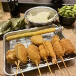 串カツ しろたや - 【しろたやセット】
・なす
・玉ねぎ
・豚かつ
・串かつ(牛)
・うずらたまご
・山芋
・黒豚しゅうまい
・ぷりぷり海老
・アスパラ一本