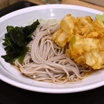 しぶそば - かき揚げそば(冷)@税込610円：かき揚げは「北海道産玉ねぎ」