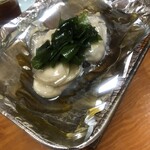 魚楽 - 焼き牡蠣の下には昆布