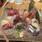 炭火原始焼と蔵元焼酎の店 のどぐろの中俣 - お造り五点盛（鮪、ボタンエビ、鰹、鯛、鯵）