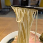 貝出汁ラーめんクラム - 麺リフトアップ