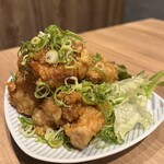 肉ト魚 大衆酒場 ひとめぼれ - ネギ盛り油淋鶏