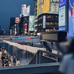 味乃家 - 平日の夜19:00やで  拡大してみ、橋は人だらけや(  ¯⌓¯)  