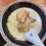 香苑 - とんこつラーメン。スープと麺は普通だけど焼豚おいしい。ザーサイ付きというのもおもしろい