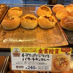 マルジュー - 金賞授賞のバターチキンカレーパン　240円