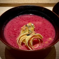 青蓮院門跡前 月おか - 『お椀』
                    
                    吸い地：白味噌ベースに、大原のビーツを蒸してすりおろしたものを加えて。
                    
                    ・揚げたじゃがいも
                    ・大原のズッキーニのすりおろし
                    ・ホワイトアスパラガスの蒸し焼き