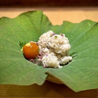 青蓮院門跡前 月おか - 『鱧の落とし』
                    
                    ・明石の鱧の落とし
                    
                    付け合わせは、
                    ・トマトの醤油漬け（辛子のせ）
                    
                    つけだれは、
                    ・白ネギののすりおろし、梅肉、山葵
                    （お好みで混ぜ合わせて）