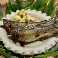 青蓮院門跡前 月おか - 『鮎の塩焼き』
                      
                      ・鮎の塩焼き
                      
                      付け合わせは、
                      ・大原の枝豆のかき揚げ
                      ・蓮根餅
                      
                      つけだれは、
                      ・赤玉ねぎのすりおろし、蓼のすりおろし、お酢を合わせたもの