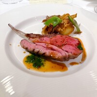 レストラン アラジン - オーストラリア産骨付き仔羊背肉のロースト