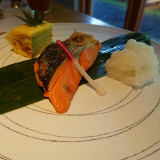 奥定山渓温泉 佳松御苑 - 料理写真:紅鮭、卵焼き