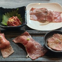 近江うし焼肉 にくTATSU 日本橋室町店 - にく TATSUユッケ
                    カルパッチョ
                    サーロインと赤身の炙り寿司
                    牛タンのたたき