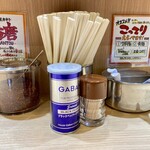 中華そば専門 田中そば店 豊洲セイルパーク店 - 清潔なカウンターの上には香唐なる薬味あり