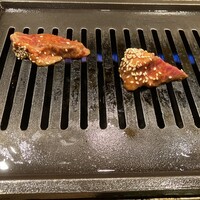 牛処 慶 - ハラミを焼く。