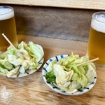 やきとり横丁 - お通しは キャベツの漬物♪
                                箸がないので 爪楊枝で頂きます
                                おかわりOK ╰(*´︶`*)╯