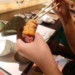 鮨 やまけん - 追加で頼んだ　雲丹と本鮪のこぼれ盛り手巻き～のりの舞～ 