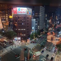 鮨 やまけん 銀座店 - 窓から見える夜景