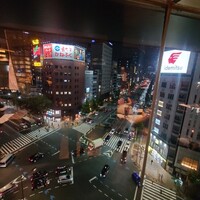 鮨 やまけん 銀座店 - 窓から見える夜景