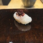 鮨 三心 - 活け〆生鱧、赤紫蘇新芽(韓国)