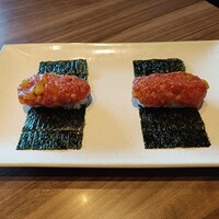 焼肉うしごろ 新宿三丁目店 - 牛とろたく手巻き
