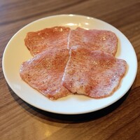 焼肉うしごろ 新宿三丁目店 - 究極の黒タン 薄切り