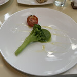 レストラン・アスペルジュ - 茹で上げブロッコリー一晩マリネした完熟トマトの低温ロースト