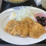 鵜戸や - ニベフライ　サクフワ　ソース掛けたら勿体ない。超旨いよ。