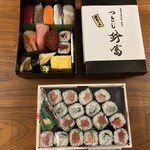 鈴富 - 人気NO.2とかのにぎり寿司「すし富」（上）×2と、イカ巻と鉄火巻のつめ合わせ（下）