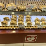 マミーズ・アン・スリール - 陳列棚の光景