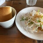 カフェ パブ ハウス シュガー - パンとサラダ