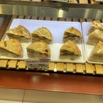 マミーズ・アン・スリール - 陳列棚の光景