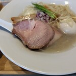 宍道湖しじみ中華蕎麦 琥珀 - 低温調理の豚ロースチャーシュー ♪