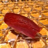 히로시마 스시 긴자 시바하마 - ⑰本鮪赤身(北海道戸井産、7日乾燥熟成)
                夏鮪でしかも100kg未満の個体なので脂のりはそこまで良くないのだけれど手当てが良いので仕上がりのクオリティは結構良い感じ、コスパの高い1貫です