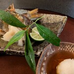 御懐石 志ら玉 - 枕　鮎風干し、酢蓮根