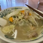 日高屋 - 料理写真:野菜たっぷりタンメン　麺少なめ。ちょうど良いサイズだし、ちょっと安い。