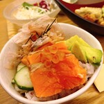 梅田 阪急三番街 リバーカフェ - 炙りサーモンとアボカド小丼