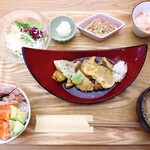 梅田 阪急三番街 リバーカフェ - 選べるメインと炙りサーモンとアボカド小丼ともっちり京生麩と季節野菜白身魚の柚子揚げだし