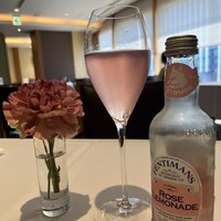 フレンチレストラン フルーヴ - スタッフさんおすすめのローズレモネード（♥' 艸'♥）ピンクで可愛いのでテンション上がる♡ノンアルコールスパークリング