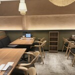 酒とやきとり とりごろ - 心地いいソファーと椅子です。インテリアショップみたいにセンスがいい店内。