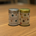 酒とやきとり とりごろ - 卓上に和歌山のぶとう山椒と七味。