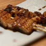 酒とやきとり とりごろ - うなぎ蒲焼串、うな肝串▶︎フワッと美味しくてびっくり。卓上の山椒で食べたくなりました！とても美味しいです。