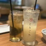 酒とやきとり とりごろ - 上級ほうじ茶（左）秋梨サワー（右）質が高い！