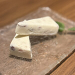 酒とやきとり とりごろ - カッサータ▶︎レアチーズケーキのような、ヨーグルト風味のようなベースに、ゴロッと出てくるドライフルーツやナッツのアクセント。美味しいです！